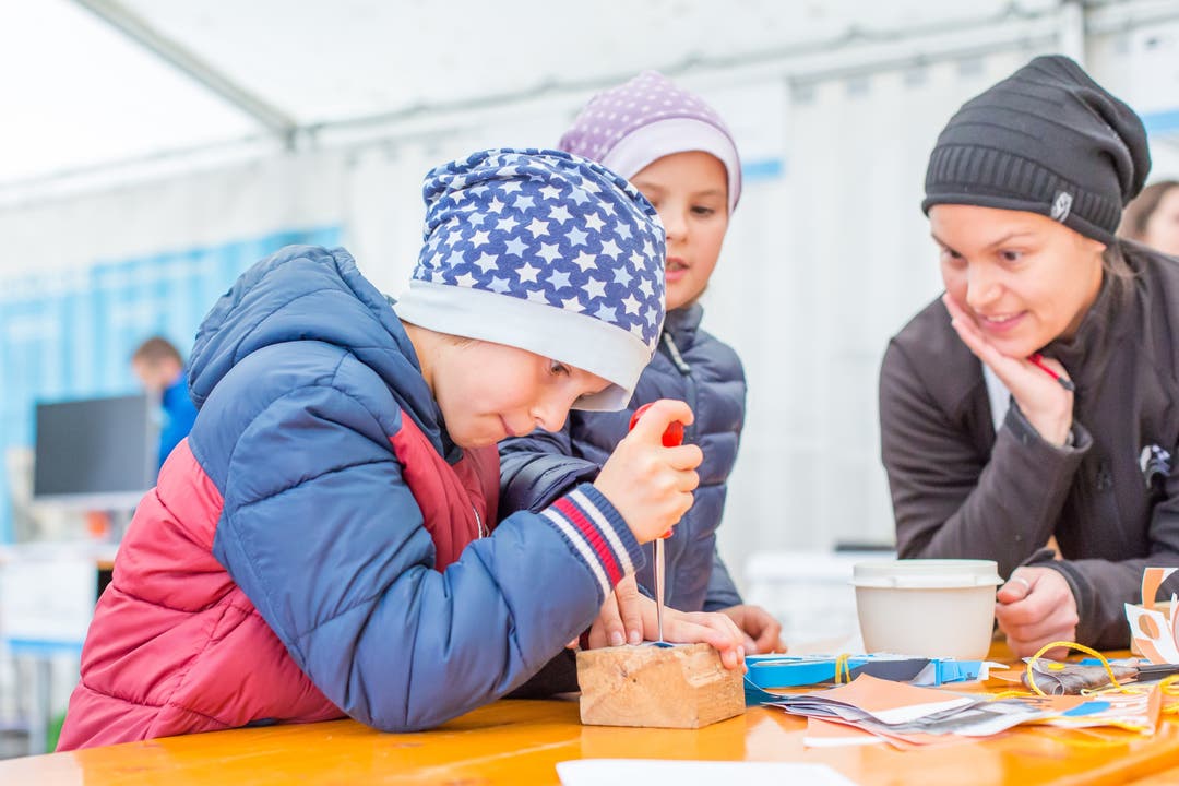 Kulturerbetag in Schneisingen Stand der Kantonsarchäologie Aargau - die Kinder dürfen Basteln Impressionen vom Kulturerbetag in Schneisingen