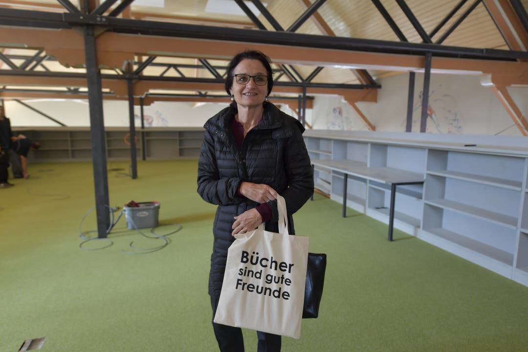  Karin Burkhalter, Leiterin der Stadtbibliothek, mit passender Tasche.