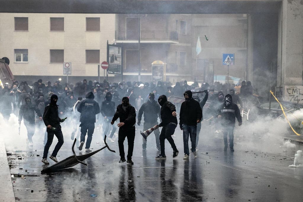 Vor dem Spiel waren des die Lazio-Fans, die sich mit der Polizei eine wilde Strassenschlacht lieferten.