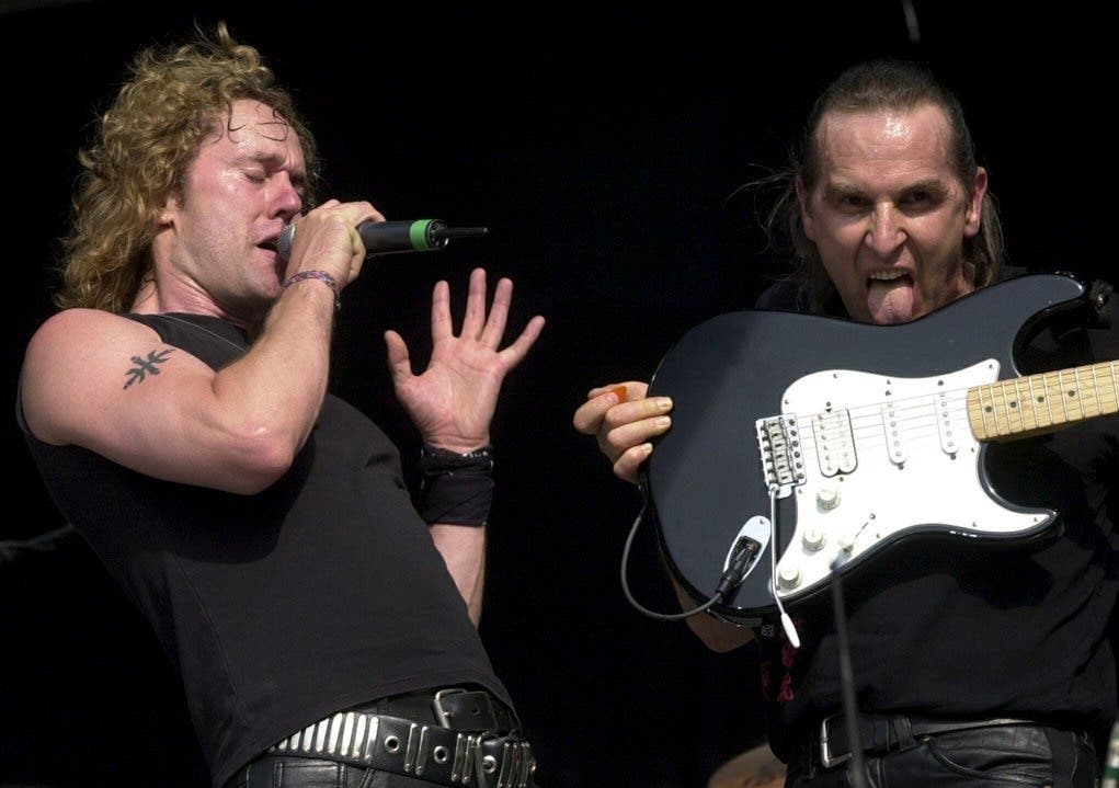 Lead-Sänger Carl Sentance und Fernando von Arb beim Auftritt von Krokus als Vorgruppe von AC/DC am 6. Juli 2001.