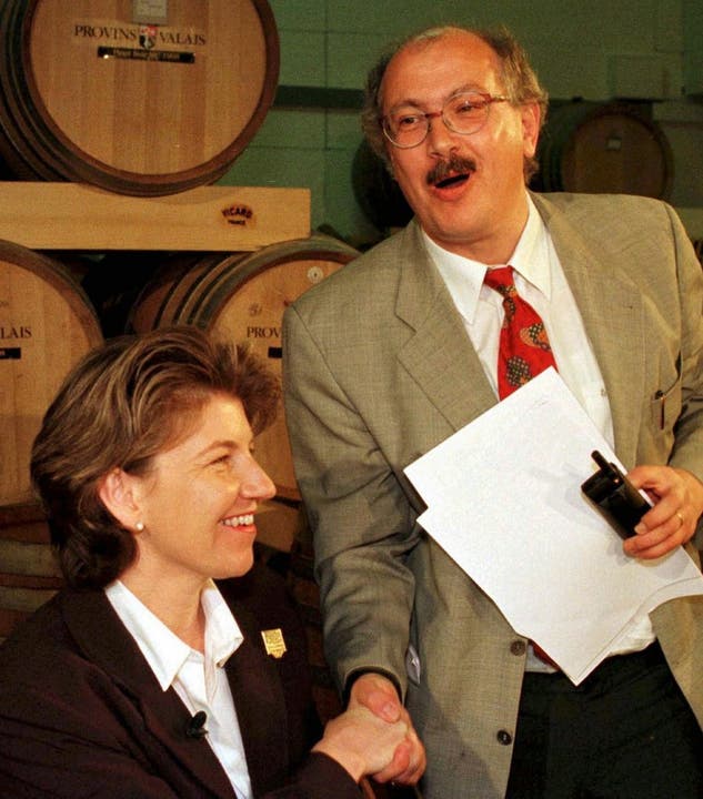 Die Wahl zur Walliser Staatsrätin schafft Amherd nie. Hier gratuliert sie am 9. Mai 1999 Thomas Burgener (SP), dem sie unterliegt.