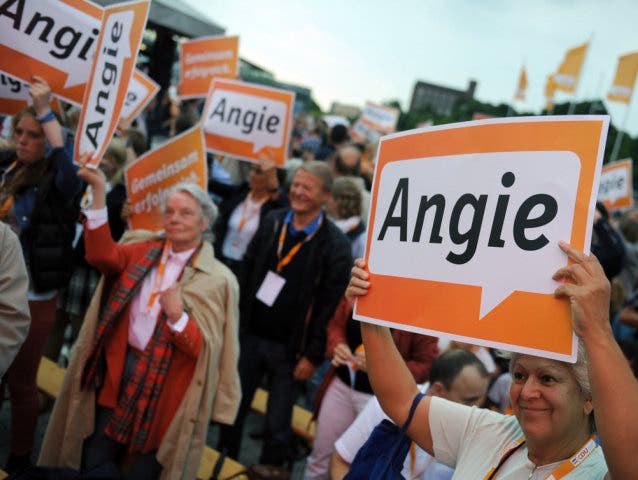 Merkel wird gefeiert Die Zustimmung des Volkes ist gross. An der Bundestagswahl 2014 erreicht ihre Partei einen Zuwachs von 6,9 % gegenüber der vorangegangenen Bundestagswahl und gewinnt die Wahl.