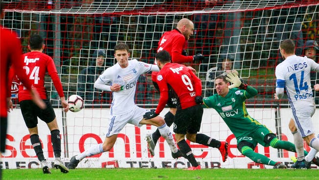 Das erste Heimspiel des FC Aarau gegen Lausanne im Dezember war ein Spektakel und endete 2:2. Varol Tasar (M.) erzielte das frühe 1:0 für den FCA.