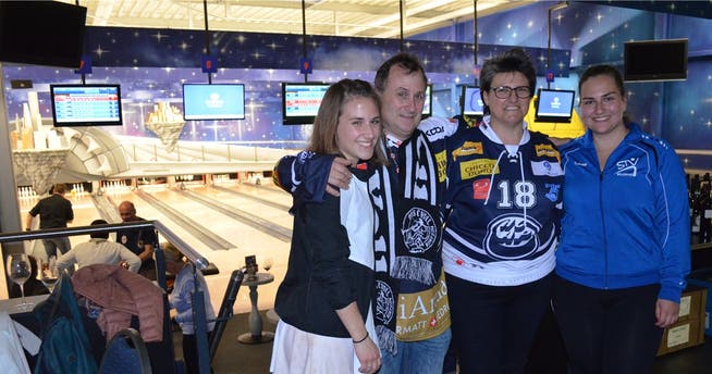Die Bowlingbahn ist ihre neue Wirkungsstätte: Thomas und Esther Schäublin mit ihren Töchtern Anja (links) und Andrea.