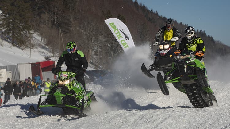 Mit Töff direkt auf die Piste: Einheimischer gewinnt Snowcross-Rennen auf dem Binzberg