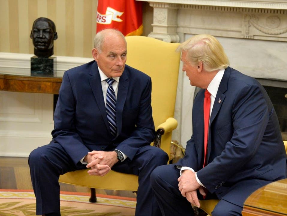 John Kelly (l.) nach seiner Vereidigung als neuer Stabschef von US-Präsident Donald Trump (r.) im Oval Office des Weissen Hauses.