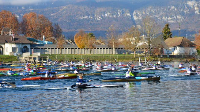 Kanuten unterschiedlichsten Alters sind in Solothurn in die Wintercupserie gestartet.
