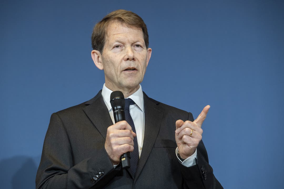 SNB-Vizepräsident Fritz Zurbrügg erklärt bei der Präsentation am 5. März die Bilder auf der neuen 1000er-Note.