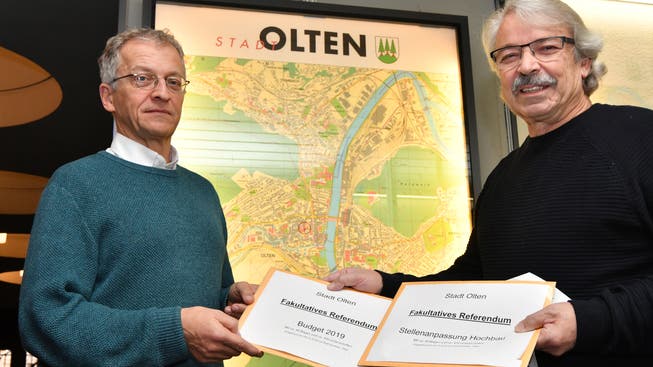 Rolf Sommer (rechts) hat die erforderliche Unterschriftenzahl für zwei Referenden beigebracht. Links Stadtschreiber Markus Dietler.