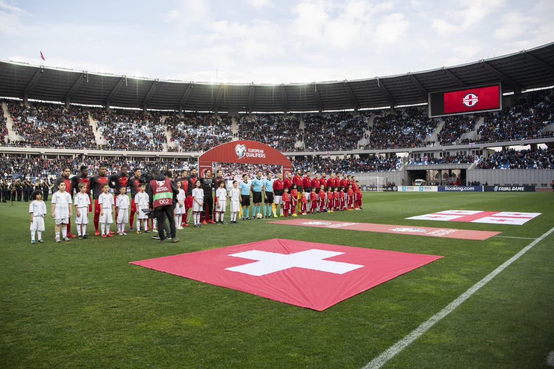 Beide Teams vor dem Anpfiff. Georgien ist für die Schweiz eher ein unbekannter Gegner, zuletzt begegnete man sich 2002/03.