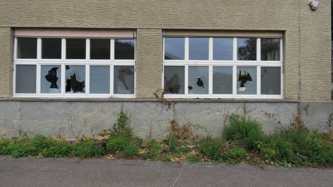 Unbekannte beschädigten mehrere Fenster des Burghaldenschulhauses. Der Sachschaden beträgt rund 20'000 Franken.