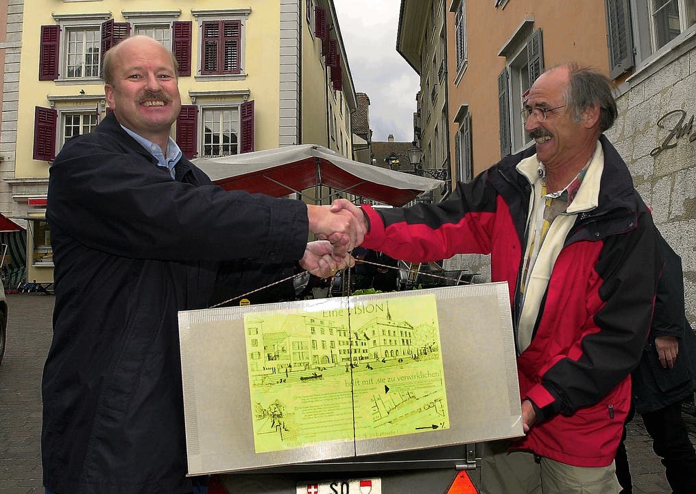 Initiant Hanspeter Bader (l.) übergibt Vizestadtpräsident Matthias Welter die Treppen-Petition