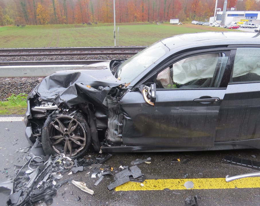Brugg AG, 13. November Zwei Autos sind ausserorts zusammengeprallt. Beide Fahrer wurden leicht verletzt ins Spital gebracht. Der Sachschaden beträgt rund 80'000 Franken.