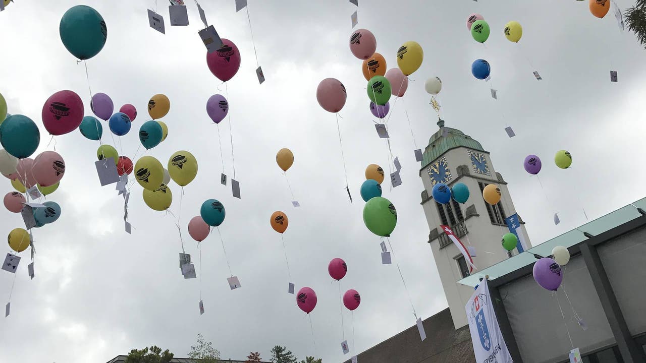  150 Ballone mit Fürbitten sind vom Kirchplatz in den Himmel gestiegen.