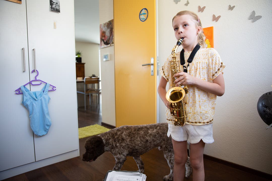 Zu Besuch bei Familie Steiner Das jüngste Familienmitglied der Steiners in seinem Zimmer: Livia (7) übt Saxophon.