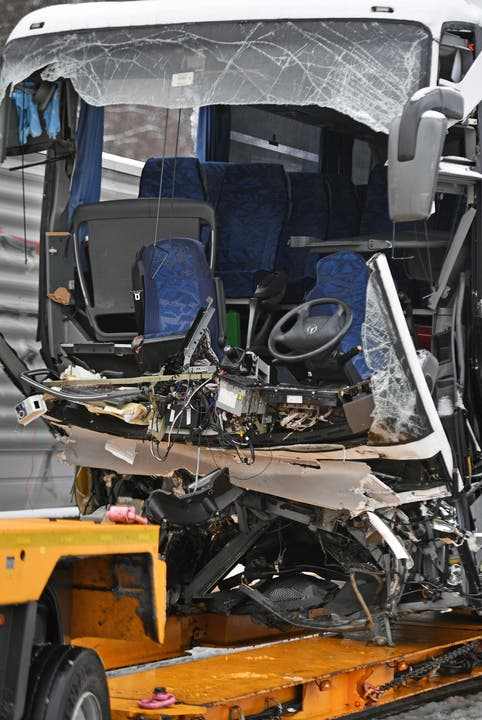 Eine Passagierin verstarb beim Unfall, 44 Personen wurden verletzt, drei davon schwer.