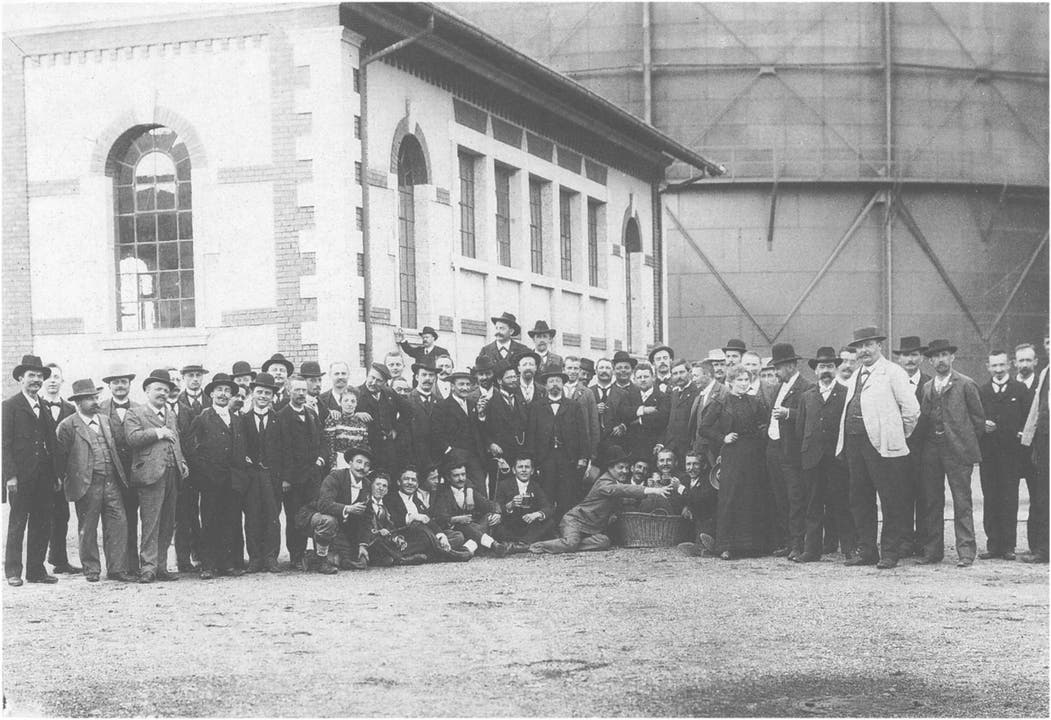 Die Belegschaft feiert 1898 die Eröffnung des Gaswerks in Schlieren.