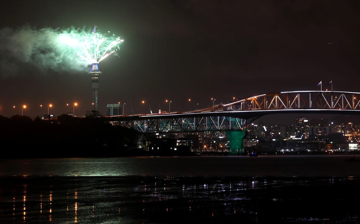 Neuseeland heisst das neue Jahr um 13 Uhr (MEZ) mit einem Feuerwerk in Auckland willkommen.