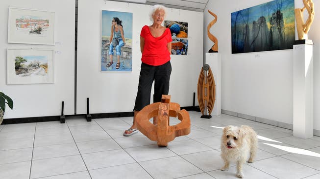 Die Galeristin Brigitte Wittwer gibt der Jubiläumsausstellung den letzten Schliff – zusammen mit Hund Lilli.