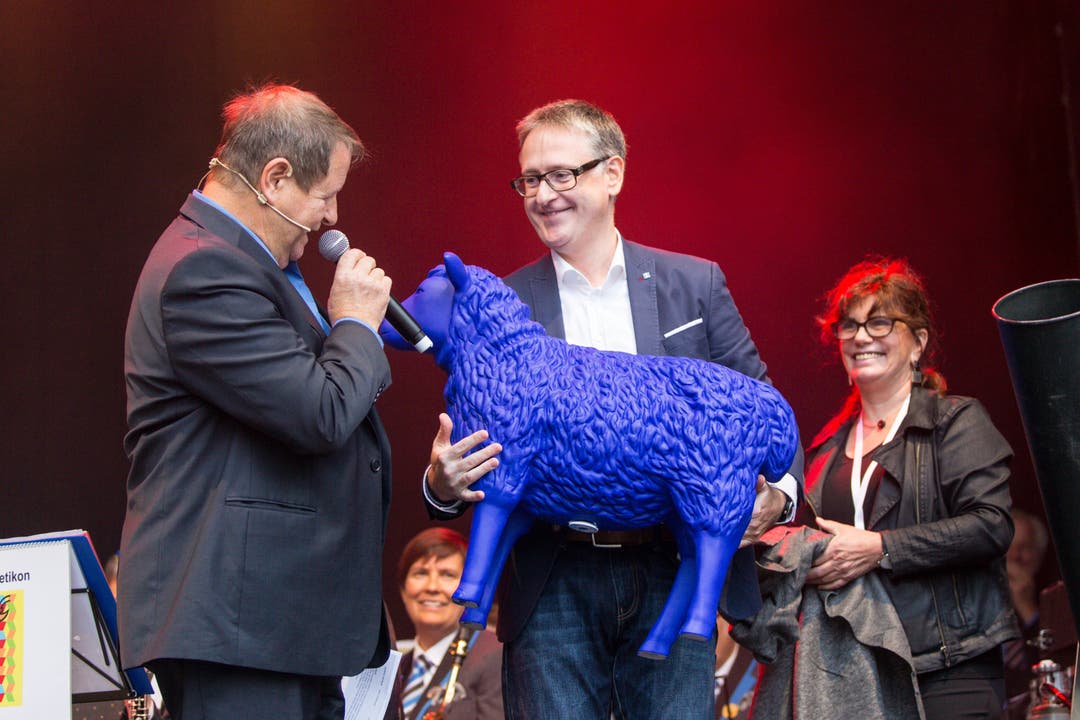 Stadtpräsident Roger Bachmann erhält ein blaues Schaf als Gastgeschenk aus Köln.