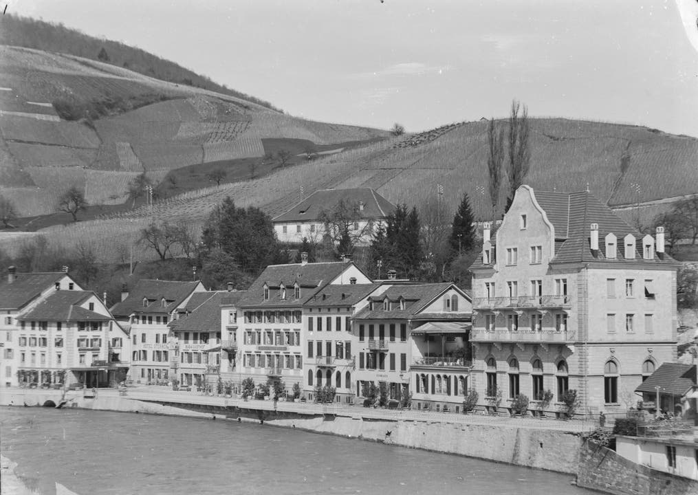 Badener Neujahrsblätter 2019 Als das Bad-Hotel Schwanen erst einen Giebel hatte: Eine Aufnahme der Ennetbadener Badstrasse aus dem Jahr 1904.