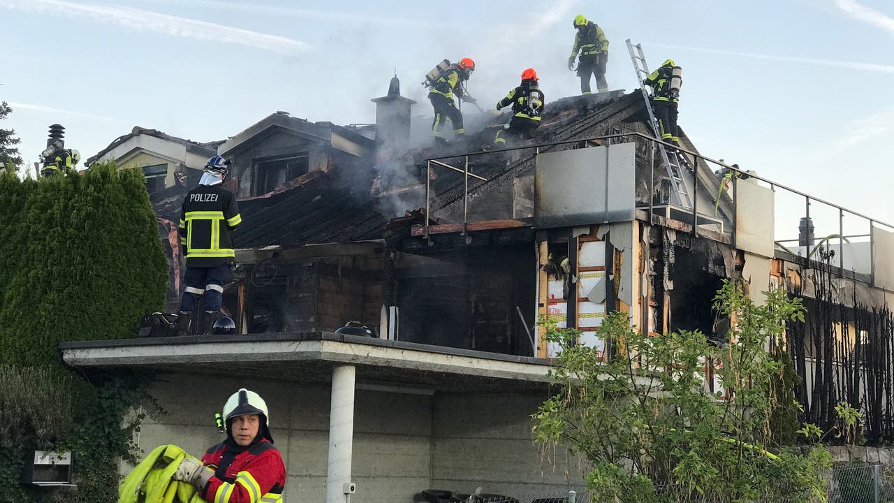 Boniswil (AG), 12. August Ein Brand in einem Doppeleinfamilienhaus richtete beträchtlichen Sachschaden anrichtete. Es wurde niemand verletzt. Die Brandursache ist noch unklar.