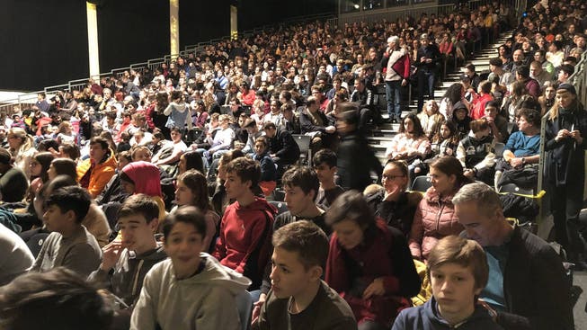 Grossaufgebot: 900 Jugendliche kamen für die Schülervorführung in die Reithalle.