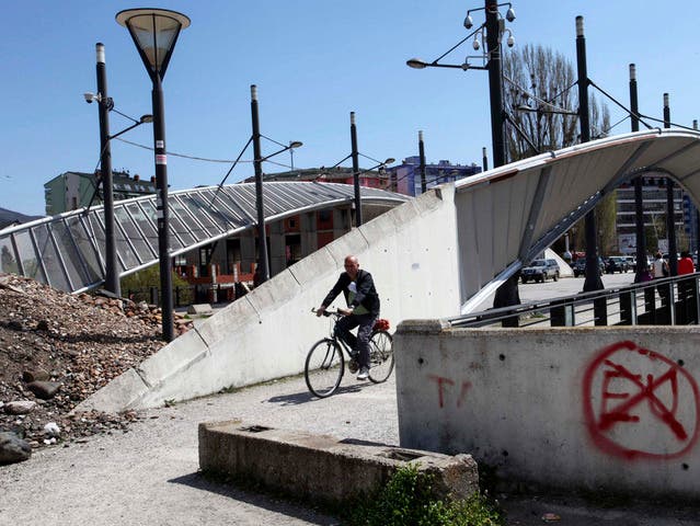 Der Grenzkonflikt ist in Mitrovica besonders präsent: Im Bild die Brücke zwischen dem albanischen und dem serbischen Teil der Stadt. (Archiv)