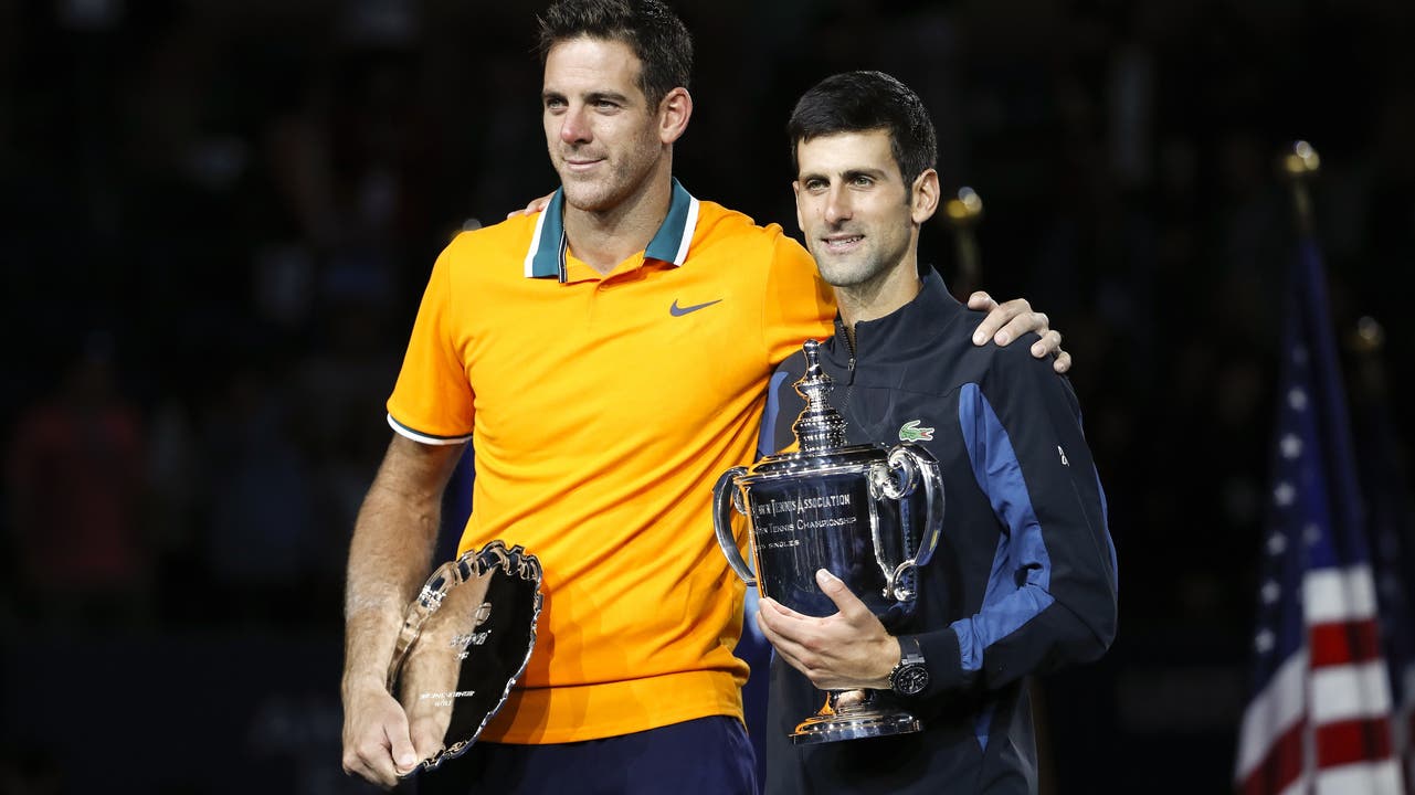 Juan Martin Del Potro (l.) und Sieger Novak Djokovic bei der Siegerehrung.