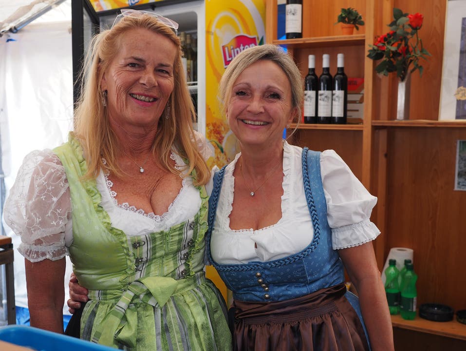 Monika Keller und Gabi Fritschi (r.) schenkten Wein aus.