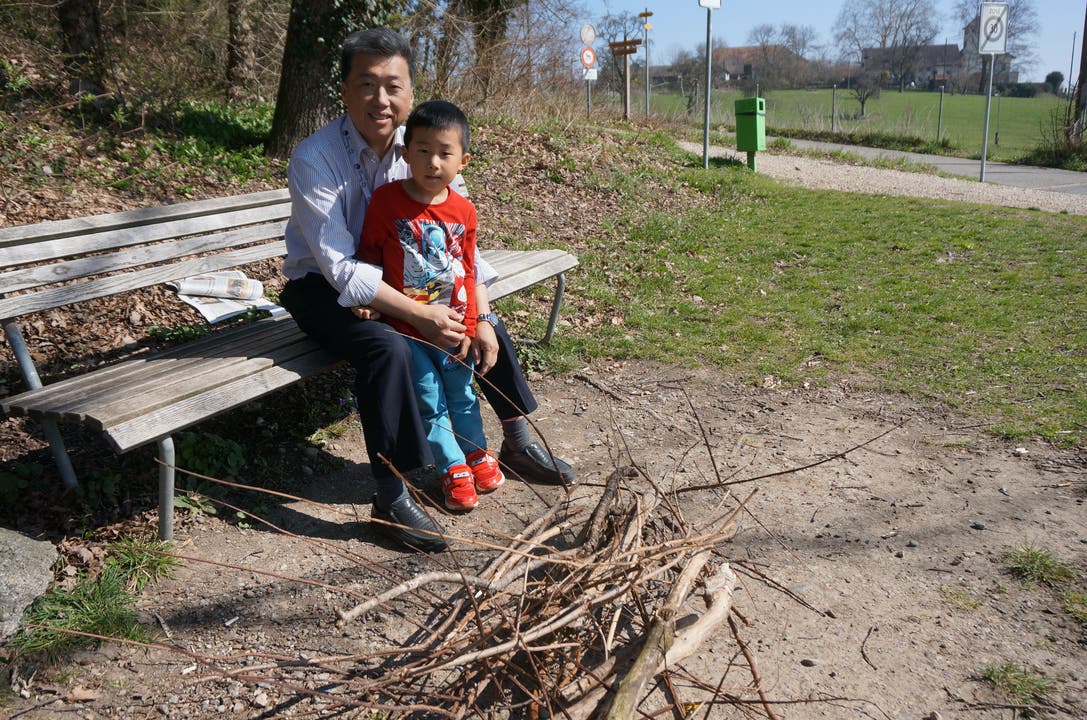  David Jia mit Sohn Alexander (4). Alexander macht zum ersten Mal beim Holzsammeln mit. Der Vater sagte: «Alexander versteht nun immer mehr. Durch das Holzsammeln kann er ins Dorf hineinwachsen. Es ist ein kleiner Beitrag und gleichzeitig kann er so die Tradition kennenlernen.»