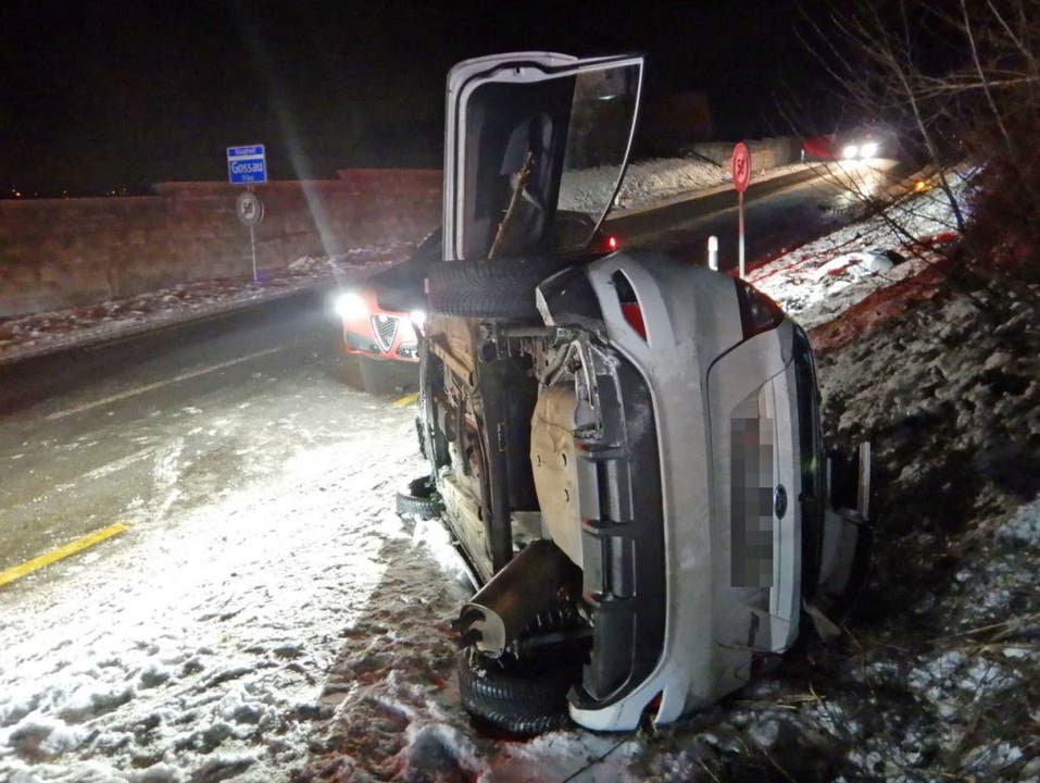 Bischofszell TG, 25. Januar: Ein 21-jähriger Autofahrer ist bei einem spektakulären Selbstunfall verletzt worden. Er musste ins Spital transportiert werden. Aus unbekannten Gründen war das Auto neben die Fahrbahn geraten, kollidierte mit Steinen und kam .