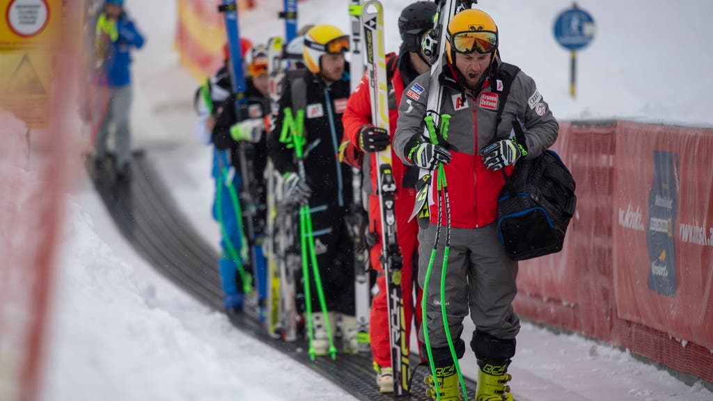 Auf dem Weg zum Start in Kitzbühel erinnern die besten Abfahrer der Welt an Skischüler auf dem Weg zur Piste.