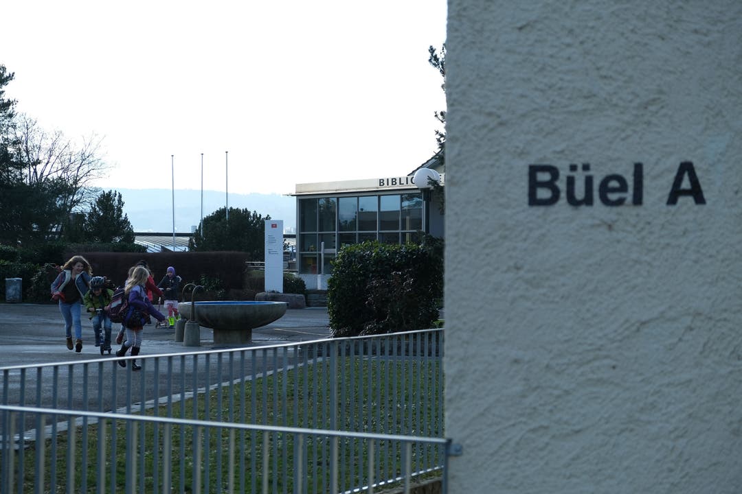  Bilder von der Schulanlage Büel mit dem Schulhaus Büel A (gelb), dem Schulhaus Büel B (braun) und dem Freizeitpavillon (blau).