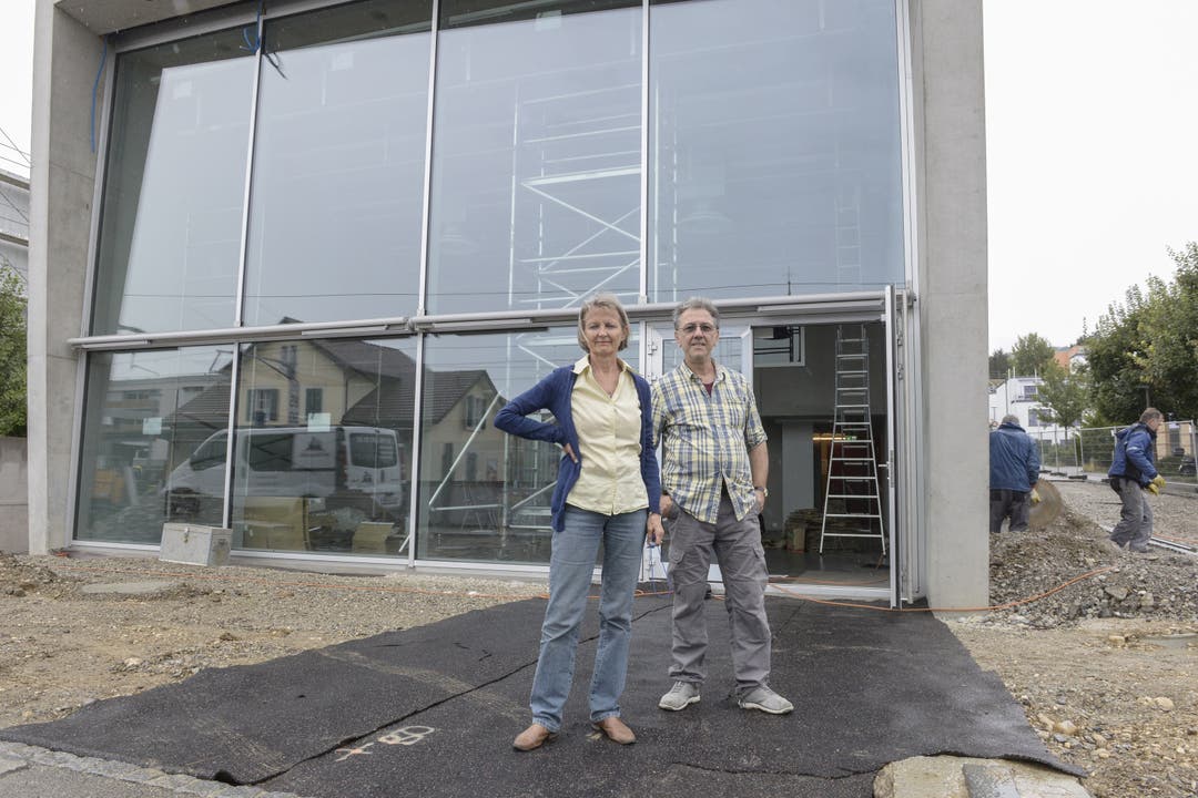 Die beiden Initianten Johanna Schwarz und Georges Darwas im September 2015 vor dem fast fertigen Neubau