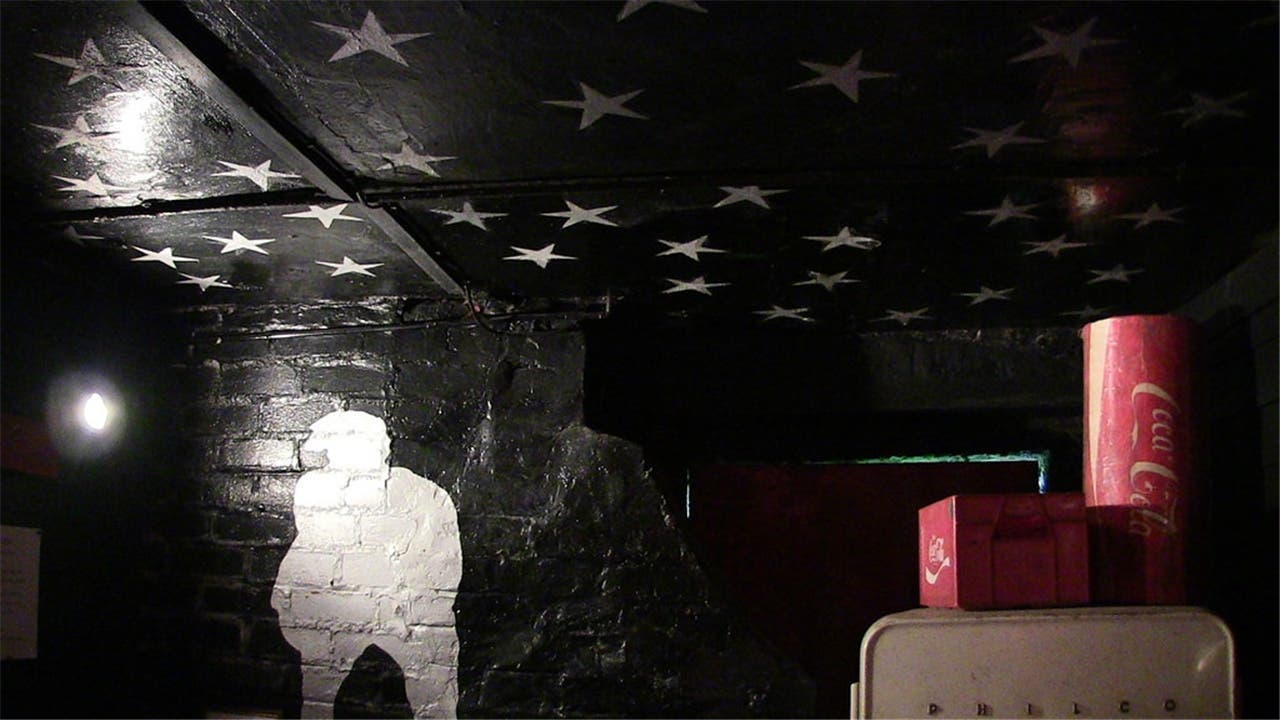 Die Decke des Casbah Coffee Club hat John Lennon gemalt. An der Wand ist seine Silhouette.