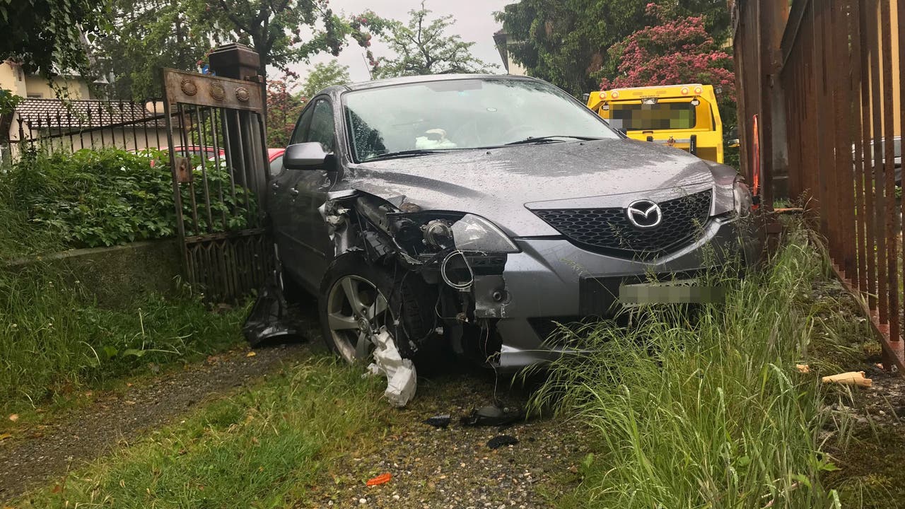 Baden AG, 21. Mai: Ein Autofahrer hat am Dienstag auf einem Parkplatz in Baden Brems- und Gaspedal verwechselt. Sein Auto schoss über das Parkfeld hinaus und prallte gegen einen Fussgänger, der sich dabei verletzte.