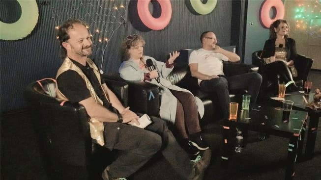 Erste Ausgabe der 80er-(Talk-)Show im Kino Palace mit von links Roli Streit, Brigitta Amato, Mike Brotschi, Luggi Arni.