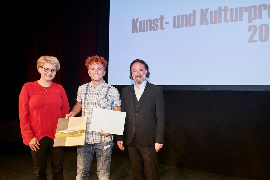 Verleihung Kunst- und Kulturpreise Kanton Solothurn 2018 Preisträger Christian Schenker in der Mitte.