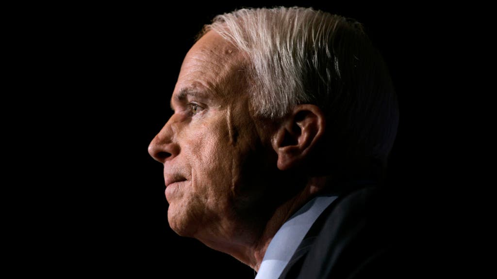 McCain stand Trump sehr kritisch gegenüber. Nach dessen Pressekonferenz mit dem russischen Präsidenten Wladimir Putin attestierte er ihm Mitte Juli etwa Inkompetenz.