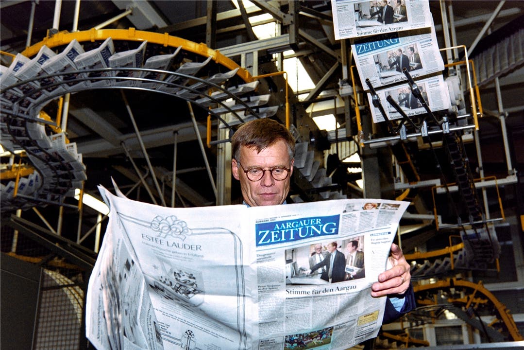 Frisch ab (der) Presse: Peter Wanner begutachtet am 4. November 1996 die Erstausgabe der «Aargauer Zeitung».