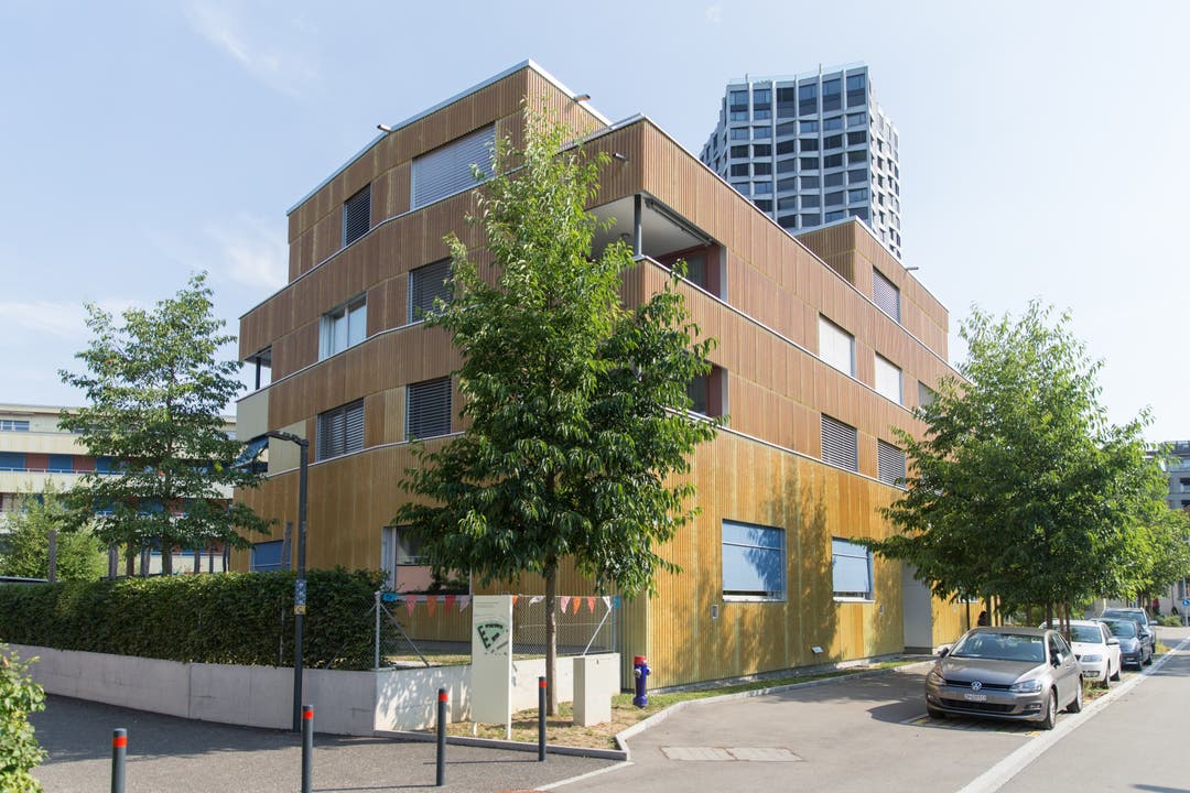 ... und hier die in diesem Jahrzehnt fertiggestellten neuen Genossenschaftswohnungen im Altberg-Quartier und der Limmat-Tower im Limmatfeld-Quartier.