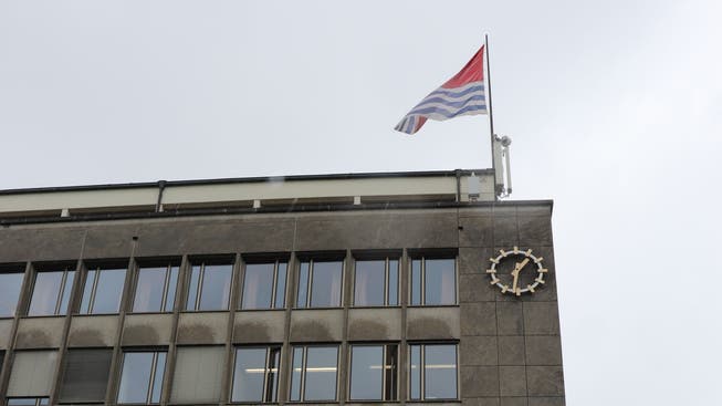 Die Mobilfunkanlage auf dem Dach des Wettinger Rathauses, neben und unter der Fahne.