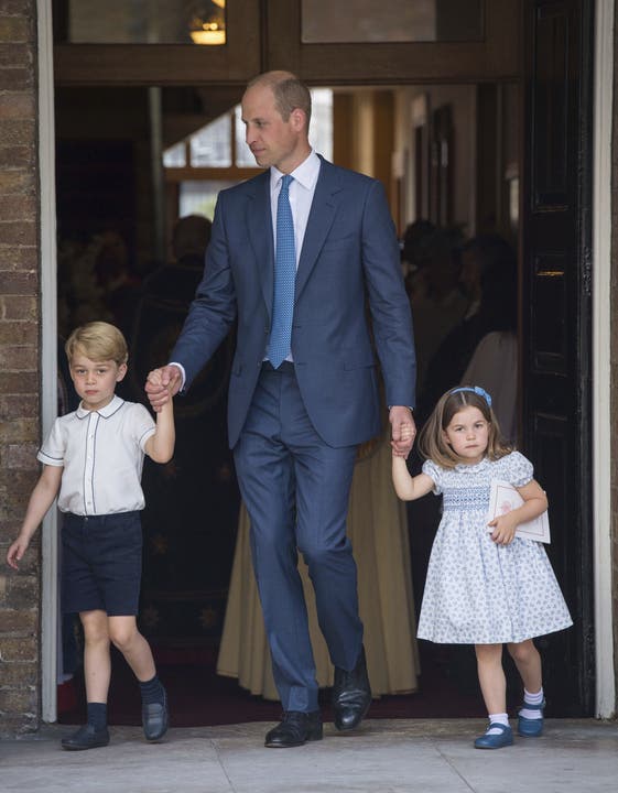 Prinz William mit George und Charlotte an der Taufe von deren Bruder Louis, Juli 2018.