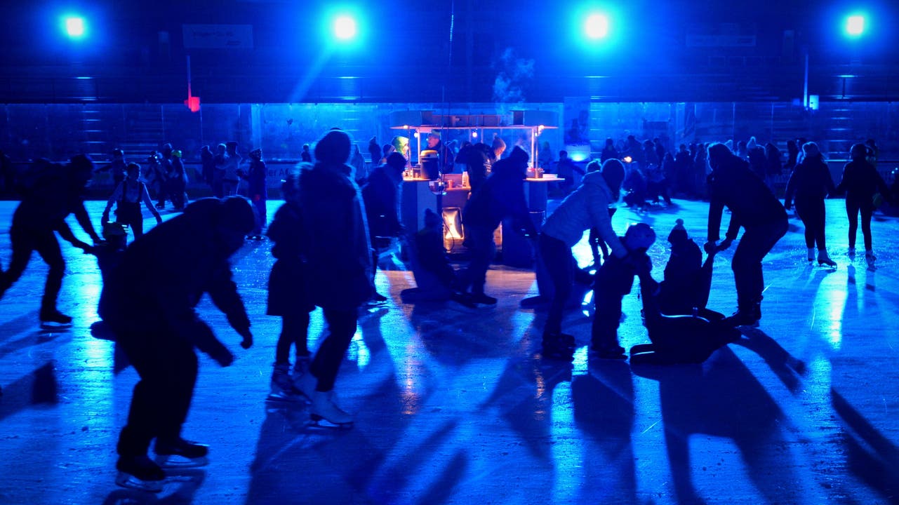  Eis macht glücklich: 500 fröhliche Menschen genossen die letzte Eisdisco im Sportzentrum Zuchwil. Die Eisdisco im Sportzentrum Zuchwil lockte 500 Besucher an.
