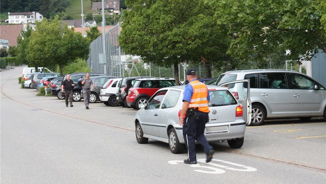 Die Regionalpolizei, hier in Wettingen, macht Eltern im ganzen Bezirk regelmässig auf die Gefahren des Parkierens vor Schulhäusern aufmerksam.