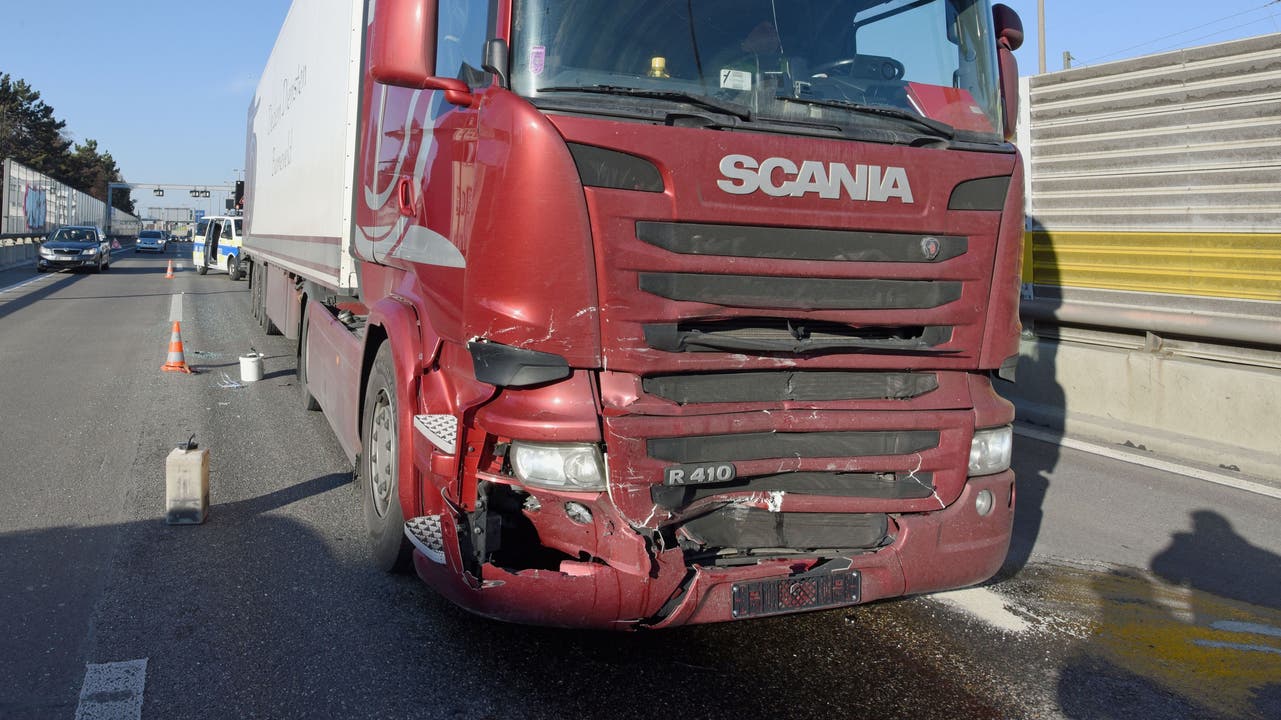 Basel, 19. Januar: Ein LKW fuhr auf ein Auto auf, dessen Fahrer aus ungeklärten Gründen gebremst hatte. Verletzt wurde niemand.