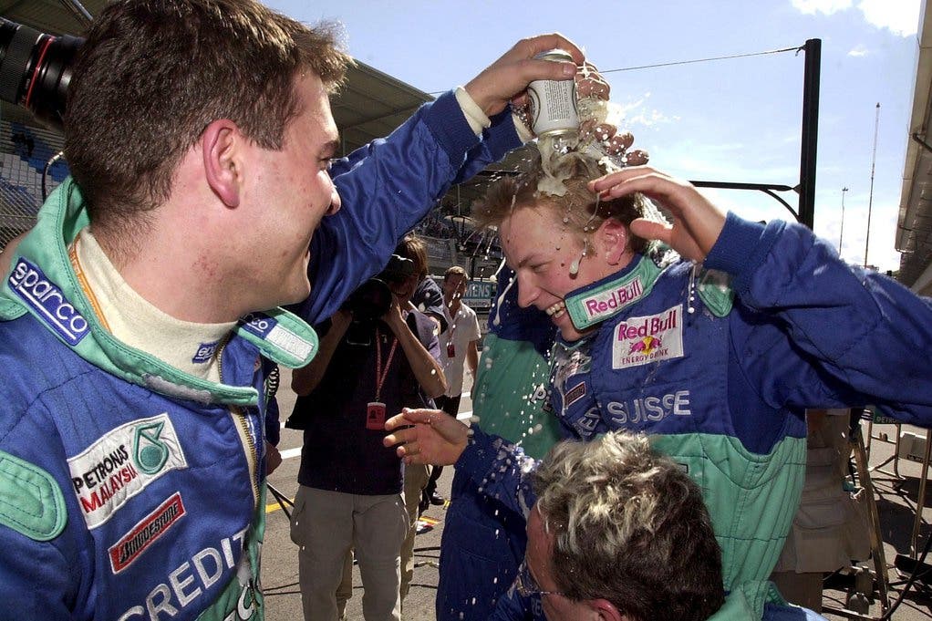 Nach dem vierten Platz im GP Österreich von 2001 wird er von Nick Heidfeld mit Bier übergossen.