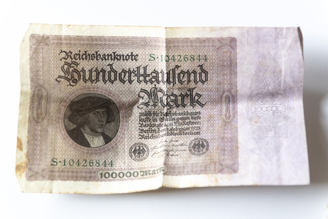 Eine Reichsmarknote im Wert von 100'000 RM. Eine Reichsmarknote im Wert von 100'000 RM.