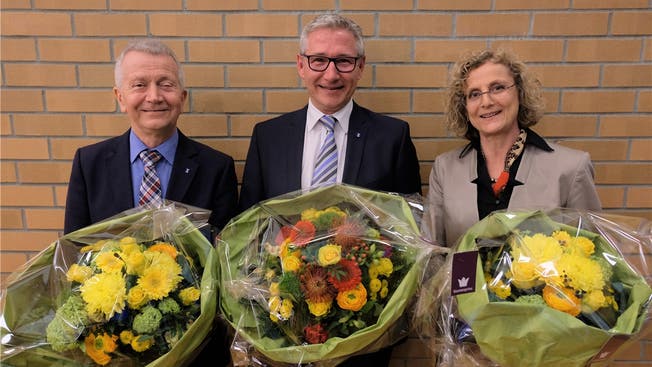 Der neue 1. Vizepräsident, Gabriele Olivieri (CVP), der neue Gemeinderatspräsident Markus Erni (SVP), und die neue 2. Vizepräsidentin Catherine Peer (SP).